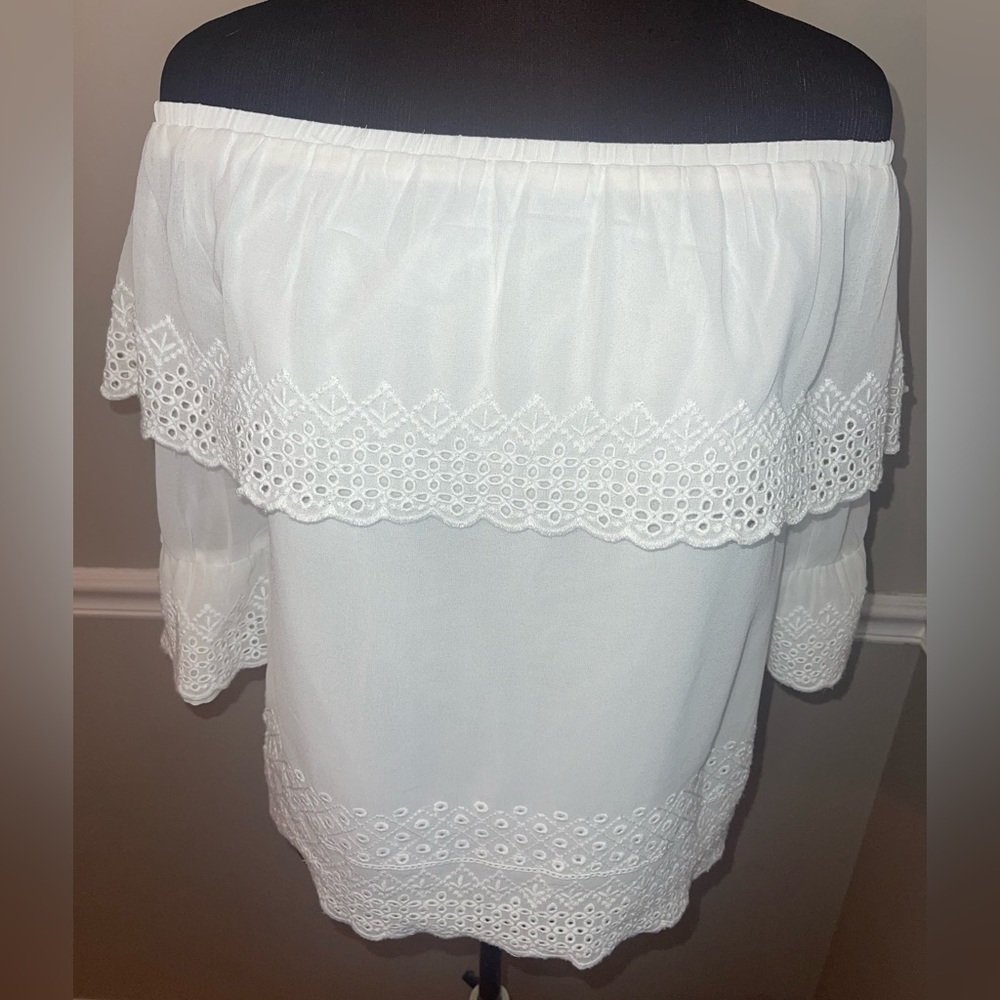 Maurices Womens Off White Eyelet off shoulder Shirt‎ Small NWT